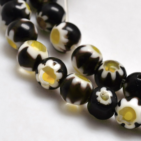 <p>Низка стеклянных бусин ручной работы, выполненных в технике миллефиори. Черные бусины с бело-желтыми цветочками. Оттенок может отличаться от фотографии и от партии к партии. Цена за низку (около 60 бусин).</p>