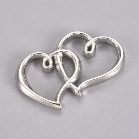 <p>Двусторонний металлический соединительный элемент в форме двух сердец. Цвет - античное серебро с чернением. Оттенок может отличаться от фотографии и в разных поставках. Цена за 5 шт.</p>