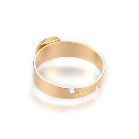 <p>Широкая основа для кольца с круглой платформой-чашей. Внешний диаметр платформы около 8 мм, внутренний - около 6 мм. Высота бортика - около 1 мм. Ширина кольца 5 мм у платформы, сужается до 4 мм. Размер кольца в сдвинутом состоянии - 16-17 мм. Колечко разъемное, размер регулируется.
Кольцо хорошо подойдёт под заливку эпоксидкой, краской или для вклеивания круглых кабошонов. 
Базовый материал - нержавеющая сталь марки 201, сверху напыление золотистого цвета. Оттенок может отличаться от фотографии и в разных поставках. На кольце возможны небольшие пятнышки, царапинки. Платформа может быть припаяна немного криво относительно основы. Цена за 2 шт.</p>