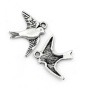 <p>Слегка выпуклая односторонняя подвеска летящая птичка (ласточка, стриж). Стиль тибетское серебро. Базовый материал - бижутерный металлический сплав, покрытие серебристое с чернением. Оттенок может отличаться от фотографии и в разных поставках. Цена за 1 шт.</p>
