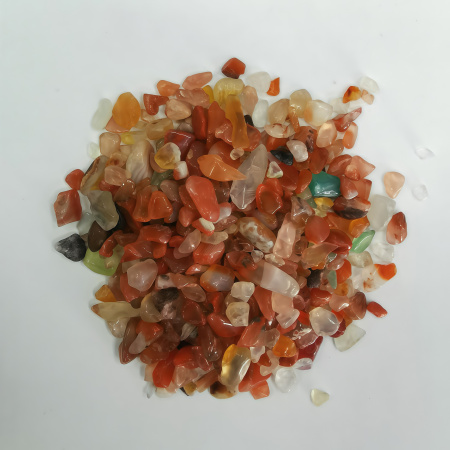 <p>Сколы из камня - натурального сердолика. Без отверстий! Могут существенно отличаться по форме и размеру. Используется для декорирования украшений, шкатулок, картин и т.д. Также крошку можно насыпать в стеклянную бутылочку. Оттенок может отличаться от фотографии и в разных поставках. Цена за упаковку 20 грамм (около 80-120 шт., фасуются без проверки на дефекты).</p>