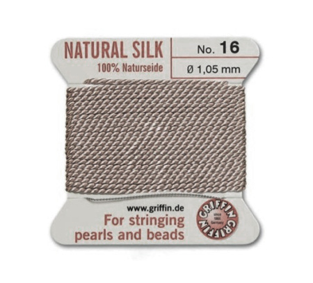 <p>Очень толстая и прочная нить из высококачественного натурального 100% шелка, произведена компанией Griffin (Германия). К нити прикреплена проволочная иголочка. Идеально подходит для использования с жемчугом и натуральными камнями. Цвет бежевато-серый (grey). Оттенок может отличаться от фотографии и в разных поставках. Толщина около 1,05 мм. Цена за моток 2 метра.</p>