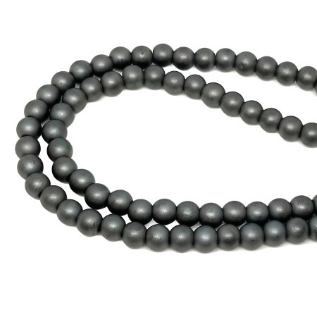 <p>Низка бусин из гематита. Гематит создан искусственно, по составу аналогичен натуральному (разновидность - гематин). Бусины могут немного отличаться по форме и размеру (не совсем круглые). Оттенок может отличаться от фотографии. На бусинах возможна пыль от сверления (красноватые и темные полоски), рекомендуем промыть перед использованием. В низке около 95 бусин, низки формируются без проверки каждой бусины на дефекты. Цена за низку.</p>