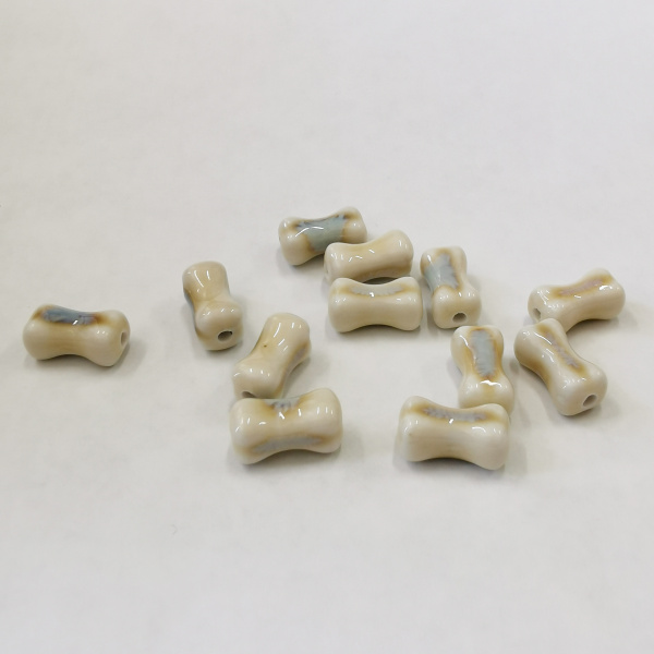 <p>Фарфоровая (порцелановая) бусина - кость ручной работы. Цвет - бежевый с голубовато-серым. Отверстие примерно 2 мм. Оттенок может отличаться от фотографии и в разных поставках. Цена за 5 бусин.</p>