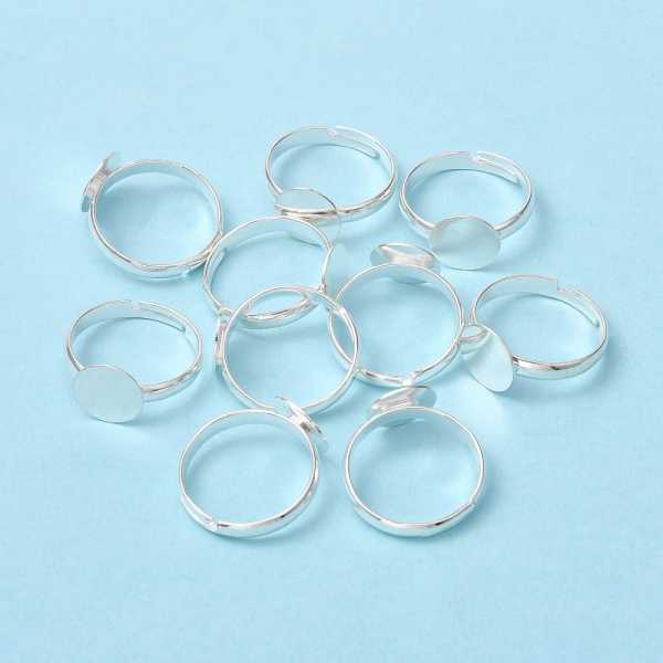 <p>Основа для кольца с платформой 10 мм стального цвета. Размер регулируется. Оттенок может отличаться от фотографии и в разных поставках. Цена за 5 шт.</p><p>ВНИМАНИЕ: платформа может быть немного смещена относительно центра, на покрытии возможны неровности и пятнышки.</p>