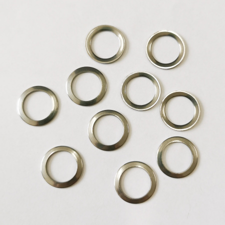 <p>Не темнеющая фурнитура для бижутерии из нержавеющей стали (марка 304: не окисляется, не облезает). Соединительный элемент - лаконичное кольцо. Также можно использовать как декоративный элемент при работе с сутажем. Края не очень гладкие, отверстие может быть сделано не четко по центру, а с небольшим смещением. На поверхности возможны царапинки, щербинки. Оттенок может отличаться от фотографии. Обратите внимание на фотографию - кольца слегка вогнутые. Цена за 10 шт.</p>