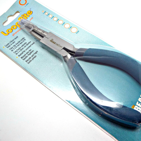 <p>Необычный инструмент для изготовления украшений и работы с проволокой: круглогубцы Loop Rite с носиками разной толщины. Используя данный инструмент можно делать круглые петельки (колечки) с внутренним диаметром 2-8 мм. Инструмент произведен американской компанией BeadSmith в Пакистане. Цвет ручек может отличаться в разных поставках. Цена за 1 шт.</p><p>ВНИМАНИЕ: на носиках возможны тёмные пятна, разметка может быть слегка смазана.</p>