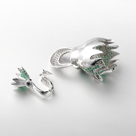 <p>Фурнитура для бижутерии Милано класса люкс (MILANO LUX). Качественный компонент для бижутерии - очень эффектный, крупный защелкивающийся (складной) замок в форме головы пантеры (льва) для сотуара или колье. Этот замочек станет центральной частью украшения. Внутри концевиков имеются скрытые петельки для закрепления концов украшения или кисточки. Внутренний диаметр концевиков - около 19 мм и 11 мм. Инкрустация фианитами зеленого, кристально-прозрачного и тёмно-розового цветов в технике паве. Оттенок может отличаться от фотографии. Пример использования таких застёжек в качестве концевиков для лариата с кисточками - на последней фотографии. Цена за 1 шт.</p><p>УЦЕНКА: неровности на покрытии, пятнышки, царапинки.</p>