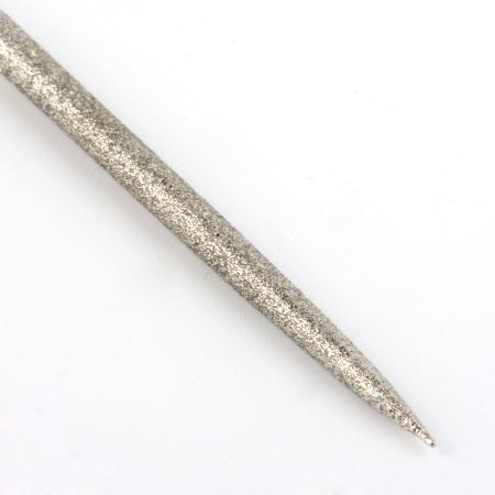 Инструмент, 140мм, надфиль с резиновой ручкой, 1 шт. <p>Удобный бюджетный надфиль с красной резиновой ручкой. Выполнен из качественной стали с алмазным напылением. Прекрасно подходит для расширения отверстий в дереве, камне, пластике, жемчуге, керамике. Для большей эффективности смочите надфиль водой. Толщина надфиля от 0.8-1 мм до 2.8-3.3 мм. Цена за 1 шт.</p><p>ВНИМАНИЕ: на ручке возможны небольшие неровности.</p>