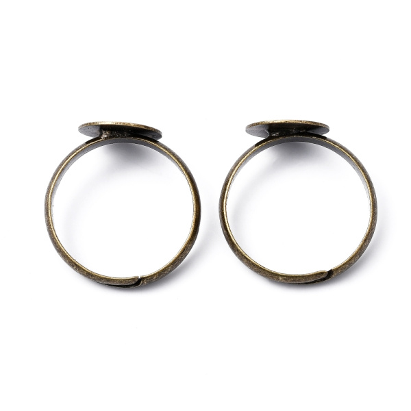 <p>Основа для кольца с платформой 10 мм цвета античной бронзы. Оттенок может отличаться от фотографии и в разных поставках. Размер регулируется. Цена за 5 шт.</p><p>Внимание: платформа может быть смещена относительно центра, припаяна под небольшим наклоном. На платформе сзади может быть виден припой.</p>