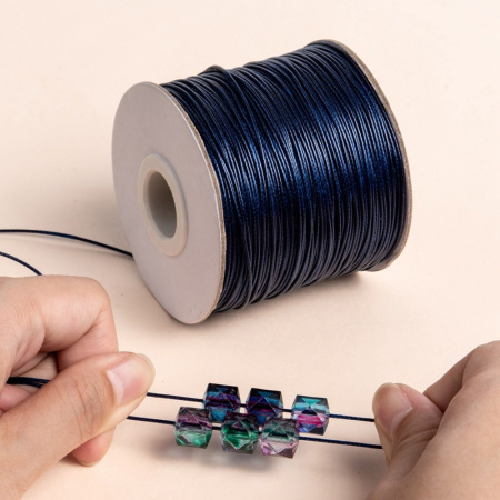 <p>Тонкий плетеный вощеный синтетический (полиэстеровый) шнур, цвет тёмно-синий. Толщина может немного отличаться от заявленной. К этому шнуру лучше брать концевики с внутренним диаметром 0.9-1 мм - в меньший концевик шнур может быть сложно вставить из-за распушенного кончика. Оттенок может отличаться от фотографии. По возможности, продается цельным куском, однако, может поставляться несколькими отрезами. Цена за 10 метров. </p>