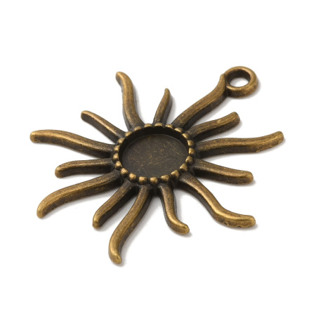 Рамка для кабошона, 51х46мм (внутренний размер 12мм), стилизованное солнышко, базовый материал - цинковый сплав, бронзовое, 2 шт. <p>Бронзовая подвеска солнышко в винтажном стиле. В центре имеется рамка для вклеивания кабошона или под заливку краской (эпоксидной смолой). Оттенок может отличаться от фотографии и в разных поставках. Цена за 2 шт.</p>