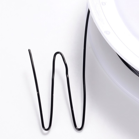 Проволока гибкая, 0.6мм, черная, 8 метров, катушка <p>Медная проволока с покрытием черного цвета. Используется для создания украшений, изготовления деревьев и цветов из бисера и камней, и прочих декоративных работ. Намотка может состоять из нескольких частей. Цена за катушку, примерно 8 метров.</p>