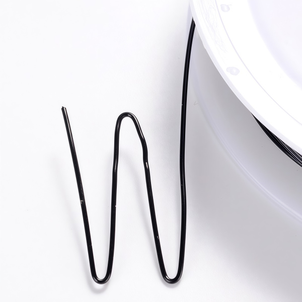 Проволока гибкая, 0.6мм, черная, 8 метров, катушка <p>Медная проволока с покрытием черного цвета. Используется для создания украшений, изготовления деревьев и цветов из бисера и камней, и прочих декоративных работ. Намотка может состоять из нескольких частей. Цена за катушку, примерно 8 метров.</p>