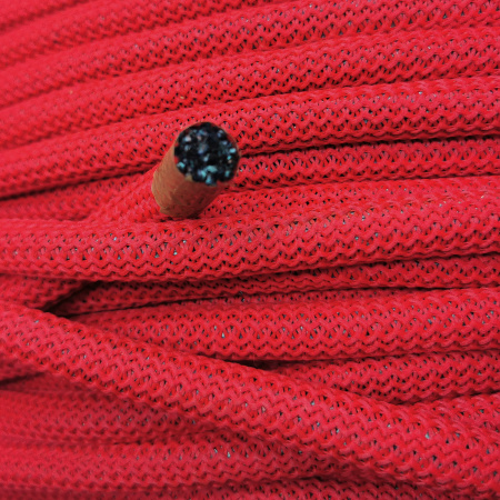 <p>Толстый плетеный синтетический шнур-змейка. Очень прочный, при этом довольно гибкий и мягкий, слегка тянется. Цвет красный. Оттенок может отличаться от фотографии и в разных поставках. Плетение не очень плотное, сквозь нити может проглядывать сердечник, отличающийся по цвету. Толщина около 1 см, может немного отличаться от заявленной. Можно использовать в качестве основы для создания колье или браслетов, он может послужить альтернативой бисерному жгуту. Произведен в Греции. Цена за отрезок длиной примерно 90 см. При покупке нескольких единиц, по возможности, отрезается цельным куском.</p>