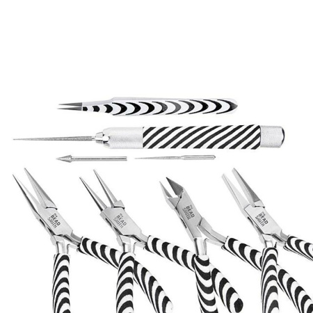 <p>Удобный набор высококачественных инструментов Bead Smith Zebra для хобби и рукоделия в компактном чехле - пенале на молнии. Пенал и ручки инструментов имеют узор, стилизованный под зебру. Размер пенала 24*11*3.5 см, длина инструментов около 13 см.
Набор отлично подходит для создания украшений: все инструменты гладкие, без насечек. Инструменты сделаны из прочного металла и имеют ручки с нескользящим покрытием.
В комплект входят: бокорезы (кусачки, не подходят для жесткой и толстой проволоки!), круглогубцы, тонкогубцы, плоскогубцы, пинцет, надфиль с тремя сменными насадками (насадки хранятся внутри раскручивающейся ручки надфиля). Пенал в разных поставках может быть тканевый или под кожу.
Инструменты выглядят очень эффектно, станут отличным подарком, хорошо подойдут для мастеров, которые публикуют процессы создания украшений в Instagram.
На ручках возможны синие пятнышки. Ткань внутри пенала может быть немного повреждена инструментами. 
Произведено американской компанией BeadSmith (БидСмит) в Пакистане. Цена за 1 набор.</p>