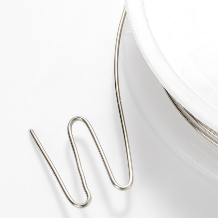 Проволока гибкая, 0.8мм, средней жесткости, стального цвета, 5 метров, катушка <p>Медная проволока с покрытием под сталь. Оттенок может отличаться от фотографии. Используется для создания украшений, изготовления деревьев и цветов из бисера и камней, и прочих декоративных работ, диаметр 0,8 мм. Намотка может состоять из нескольких частей. Цена за катушку около 5 метров.</p>