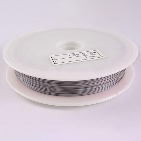 <p>Бюджетный вариант ювелирного тросика. Цвет стальной (темно-серый). Оттенок может отличаться от фотографии и в разных поставках. Толщина может отличаться от указанной на плюс-минус 0,05 мм. Цена за катушку около 60-70 метров. Тросик в катушке может состоять из нескольких кусков.</p>