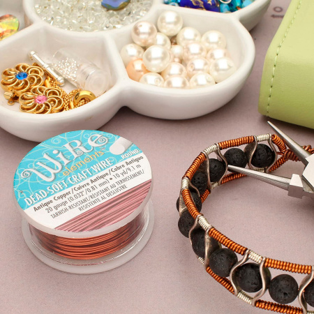 Проволока гибкая, 0.812мм, Wire elements (Craft Wire), не темнеющая, античная медь, катушка, 9.1 метра <p>Качественная, устойчивая к потемнению медная проволока для создания украшений и других видов рукоделия. Марка Wire elements (ребрендинг марки Craft Wire pro-quality), цвет античная медь (Antique copper Tarnish Resistant). Базовый материал - медь. Оттенок может отличаться от фотографии и в разных поставках. Толщина 20 gauge (около 0,812 мм). Намотка может состоять из нескольких частей. Цена за катушку 10 ярдов (около 9.1 метров). Произведена в Пакистане для американской компании Bead Smith.</p>