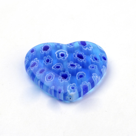 <p>Стеклянная бусина ручной работы, выполнена в технике миллефиори. Сердечки имеют рисунок в виде цветов, могут незначительно отличаться по размеру и форме. Оттенок может отличаться от фотографии. Цена за 2 шт.</p>
<p>УЦЕНКА: небольшие сколы или неровности у отверстий, мелкие дырочки на поверхности, потёртости, царапины; возможны дефекты узора и формы.</p>