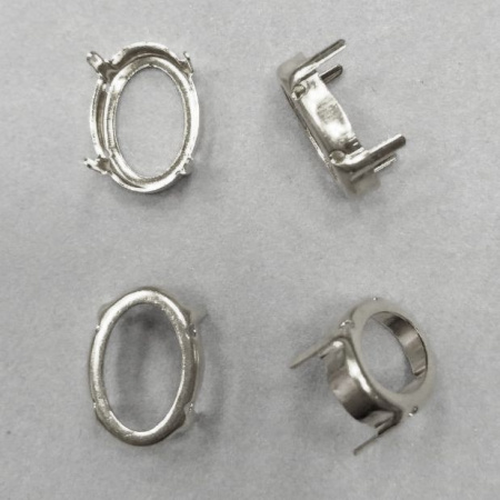 <p>Пришивная оправа с цапами для кристалла. Форма овал, размер 18*13 мм. Цапы подходят для кристаллов Swarovski. Базовый материал - латунь, покрытие темно-серебристого цвета. Оттенок может отличаться от фотографии и в разных поставках. Цена за 10 шт.</p><p>ВНИМАНИЕ: оправы поставляются двух разных видов (см. фотографию), при заказе нескольких штук мы положим одинаковые.</p>