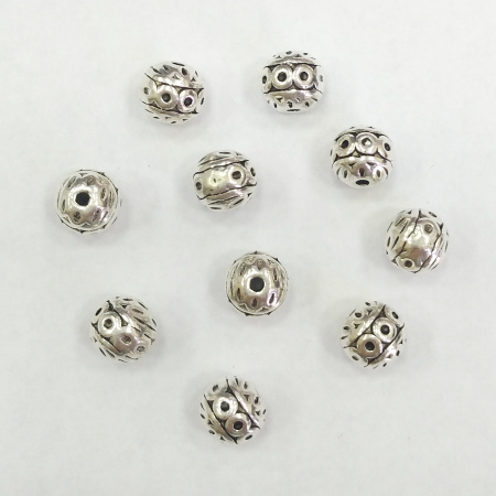 <p>Бусина с филигранным узором в винтажном стиле. Изготовлена из бижутерного сплава с серебристым покрытием. Оттенок может отличаться от фотографии. Размер отверстия около 1 мм. Цена за 15 грамм (около 11 бусин, фасуются без проверки на дефекты).</p>