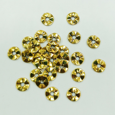 Бусина металлическая, 7х1мм, волнистый диск, базовый материал - цинковый сплав, золотистого цвета с чернением, 5 грамм <p>
Бусина-разделитель в форме изогнутой (плиссированной) рондели. Изготовлена из бижутерного сплава с покрытием под золото с чернением. Оттенок может отличаться от фотографии и в разных поставках. Размер отверстия около 1.8 мм. Цена за упаковку 5 грамм (около 26 штук, фасуются без проверки на дефекты).
</p>