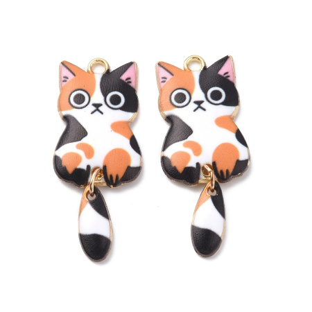 <p>Односторонняя металлическая подвеска золотистого цвета с эмалевым покрытием. Подвеска сделана в форме кота с подвижным хвостом. Кошечка трёхцветная, считается, что такие кошки приносят удачу. Оттенок может отличаться от фотографии и в разных поставках. На обратной стороне возможен небольшой подтёк эмали. Цена за 5 шт.</p>