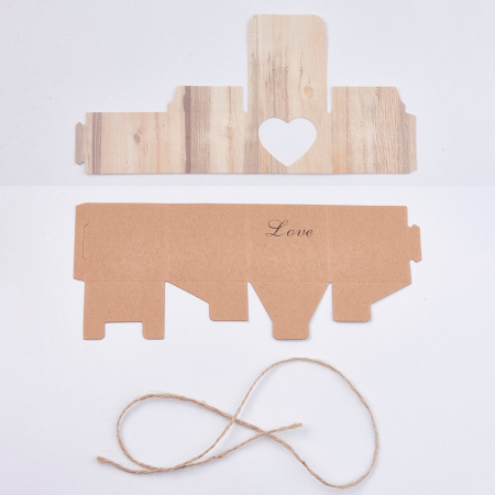 <p>Подарочная коробочка для украшений. На нижней части имеется надпись Love (любовь), которую видно через окошко в форме сердечка на крышке. В комплекте веревочка для завязывания. Поставляется в разобранном виде, не требует склеивания. Цена за 5 шт.</p>