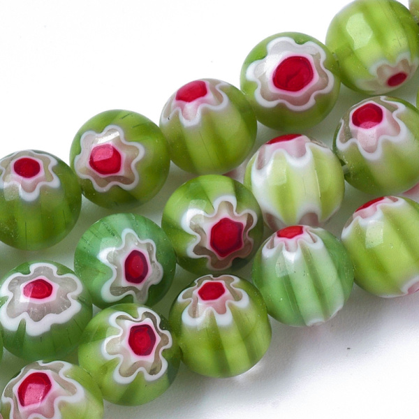 <p>Круглые стеклянные бусин ручной работы, выполненные в технике миллефиори (миллифьори, венецианская техника). Зелёные бусины с бело-красными цветочками. Оттенок может отличаться от фотографии и в разных поставках. Цена за низку, около 46 бусин (низки формируются без проверки каждой бусины на дефекты).
</p>
