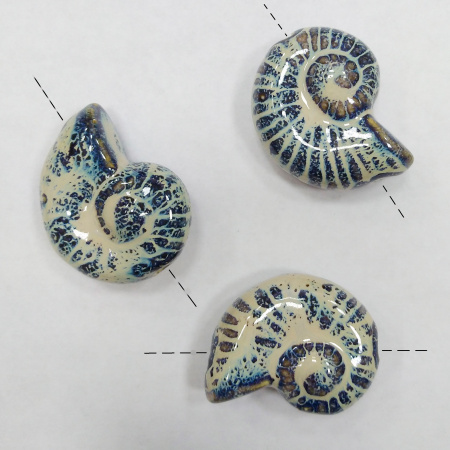 <p>Крупная эффектная керамическая бусина - ракушка ручной работы. Бусина покрыта глазурью светло-бежевого цвета с сине-голубыми и коричневыми узорами. Цвет может отличаться от фотографии. Бусины могут отличаться по форме и размеру, рисунок на каждой бусине уникален. Диаметр отверстия - около 3 мм. Отверстие может быть сделано не очень аккуратно. Цена за 1 бусину.</p><p>Внимание: Возле отверстия также возможны сколы, отсутствие глазури.</p>