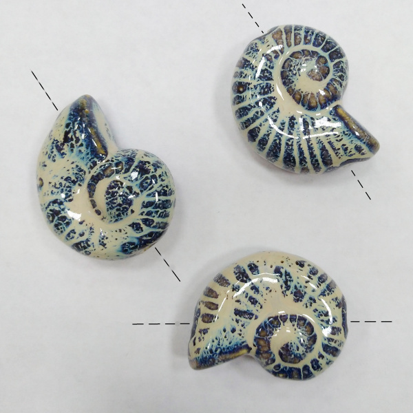 <p>Крупная эффектная керамическая бусина - ракушка ручной работы. Бусина покрыта глазурью светло-бежевого цвета с сине-голубыми и коричневыми узорами. Цвет может отличаться от фотографии. Бусины могут отличаться по форме и размеру, рисунок на каждой бусине уникален. Диаметр отверстия - около 3 мм. Отверстие может быть сделано не очень аккуратно. Цена за 1 бусину.</p><p>Внимание: Возле отверстия также возможны сколы, отсутствие глазури.</p>
