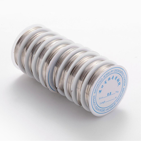 Проволока гибкая, 0.8мм, средней жесткости, стального цвета, 5 метров, катушка <p>Медная проволока с покрытием под сталь. Оттенок может отличаться от фотографии. Используется для создания украшений, изготовления деревьев и цветов из бисера и камней, и прочих декоративных работ, диаметр 0,8 мм. Намотка может состоять из нескольких частей. Цена за катушку около 5 метров.</p>