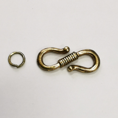 Застежка, 23х14мм, крючок с бороздками, с соединительным колечком, базовый материал - цинковый сплав, золотистого цвета с чернением, 1 шт.