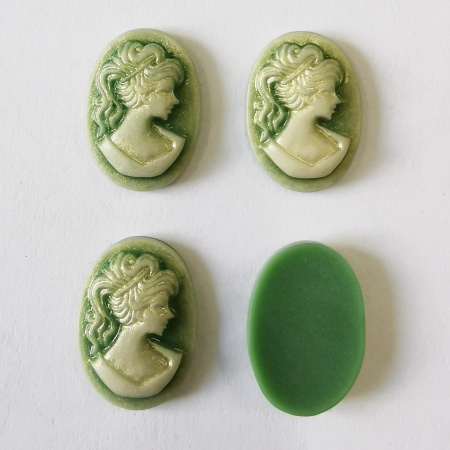 Камея акриловая, 18х13мм, девушка, золотистый перламутр на зелёном, 10 шт.