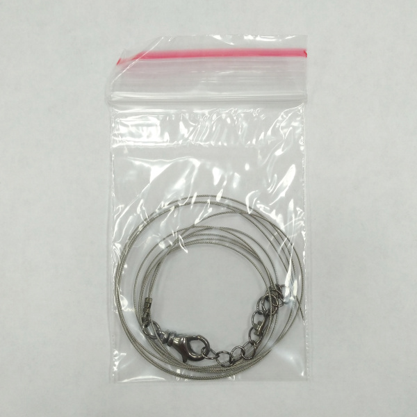 Набор для бус (колье, браслета), тросик стального цвета с чёрными концевиками, карабином и удлинителем, базовый материал - сталь, 1 метр + 7 см <p>Набор для сборки колье, бус или браслета длиной до 107 см. Цвет фурнитуры - черный металлик. В набор входит 7-жильный ювелирный тросик японского производства толщиной 0.48мм (сталь с нейлоновым покрытием) - около 1 метра, обжимные концевики с соединительными колечками (пара), застежка-карабин с вращающимся основанием 14*7мм и удлиняющая цепочка длиной 4 см. Вся фурнитура имеет покрытие вороненая сталь. Цена за 1 набор.</p>