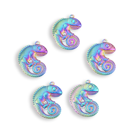<p>Эффектная, довольно крупная односторонняя подвеска - радужный хамелеон. Подвески довольно тяжёленькие, слегка выпуклые, выглядят солидно. Отлично подойдут для кулонов и брелоков. Базовый материал - нержавеющая сталь марки 201, сверху радужное покрытие. Оттенок может отличаться от фотографии и в разных поставках: у одних хамелеончиков преобладают золотые тона, у других фиолетовые, розовые, голубые или зелёные. Цена за 1 шт.</p>