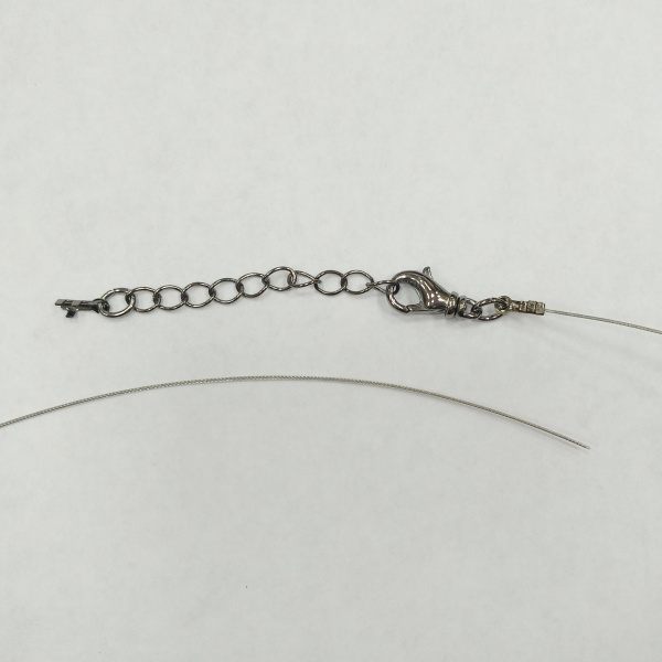 Набор для бус (колье, браслета), тросик стального цвета с чёрными концевиками, карабином и удлинителем, базовый материал - сталь, 1 метр + 7 см <p>Набор для сборки колье, бус или браслета длиной до 107 см. Цвет фурнитуры - черный металлик. В набор входит 7-жильный ювелирный тросик японского производства толщиной 0.48мм (сталь с нейлоновым покрытием) - около 1 метра, обжимные концевики с соединительными колечками (пара), застежка-карабин с вращающимся основанием 14*7мм и удлиняющая цепочка длиной 4 см. Вся фурнитура имеет покрытие вороненая сталь. Цена за 1 набор.</p>