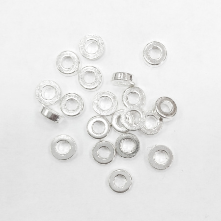 <p>Бусина в форме узкой гладкой рондели. Под серебро. Оттенок может отличаться от фотографии. Диаметр отверстия с одной стороны около 2.5 мм, с другой около 2.9 мм. Отверстие может быть сделано не точно по центру. Возможны небольшие неровности. Цена за 5 грамм (около 20 бусин, фасуются на вес без проверки на дефекты).</p>