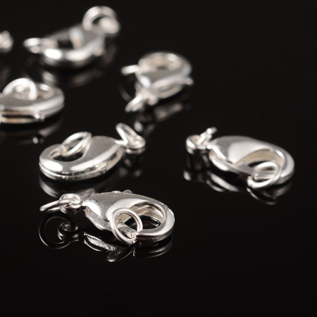 <p>Замочек - карабин серебристого цвета. Оттенок может отличаться от фотографии. В комплекте два неразъемных соединительных колечка. На покрытии возможны небольшие потертости и пятнышки. Цена за 2 шт.</p>