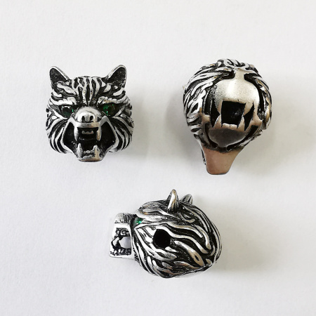 Бусина металлическая, 15х12х11.5мм, Milano, Волк с фианитами, базовый материал - латунь, под античное серебро, 1 шт. <p>Фурнитура для бижутерии Милано класса люкс (MILANO LUX). Качественный компонент для бижутерии - эффектная объемная бусина - голова волка. Размер отверстия примерно 2 мм. Инкрустация фианитами. Оттенок может отличаться от фотографии и в разных поставках. Цена за 1 шт.</p>