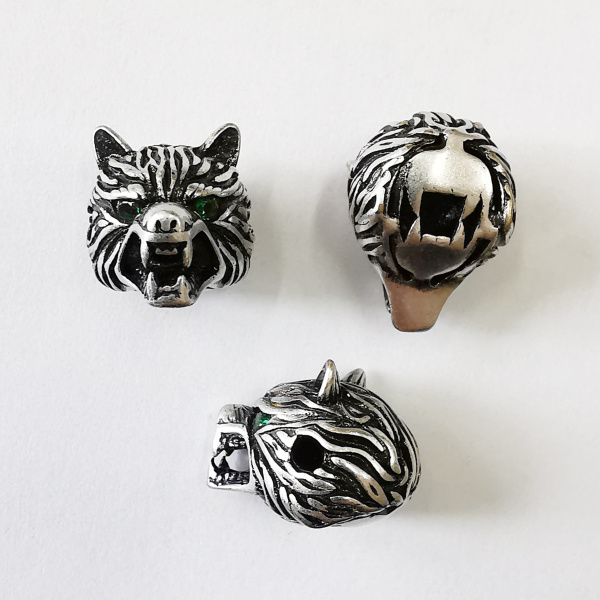 Бусина металлическая, 15х12х11.5мм, Milano, Волк с фианитами, базовый материал - латунь, под античное серебро, 1 шт. <p>Фурнитура для бижутерии Милано класса люкс (MILANO LUX). Качественный компонент для бижутерии - эффектная объемная бусина - голова волка. Размер отверстия примерно 2 мм. Инкрустация фианитами. Оттенок может отличаться от фотографии и в разных поставках. Цена за 1 шт.</p>