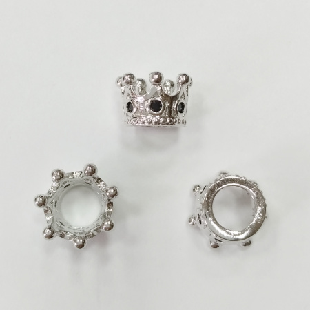 <p>Фурнитура для бижутерии Милано класса люкс (MILANO LUX). Качественный компонент для бижутерии - небольшая эффектная бусина корона. Размер отверстия с одной стороны около 7 мм, с другой - около 5 мм. Инкрустация черными фианитами в технике паве. Оттенок может отличаться от фотографии и в разных поставках. Цена за 1 шт.</p>