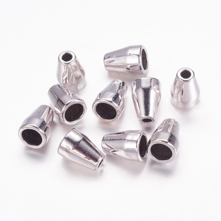 <p>Гладкий лаконичный конус серебристого цвета. Можно использовать как обниматель, концевик для кисточки или бисерных жгутов. Внутренний диаметр с одной стороны - около 5 мм, со второй - около 2.4 мм. Оттенок может отличаться от фотографии и в разных поставках. Цена за 10 шт.</p><p>ВНИМАНИЕ: на покрытии возможны небольшие пятнышки и неровности.</p>