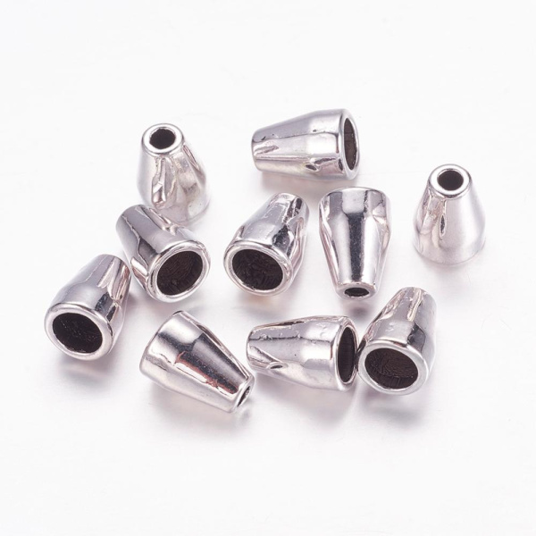 <p>Гладкий лаконичный конус серебристого цвета. Можно использовать как обниматель, концевик для кисточки или бисерных жгутов. Внутренний диаметр с одной стороны - около 5 мм, со второй - около 2.4 мм. Оттенок может отличаться от фотографии и в разных поставках. Цена за 10 шт.</p><p>ВНИМАНИЕ: на покрытии возможны небольшие пятнышки и неровности.</p>