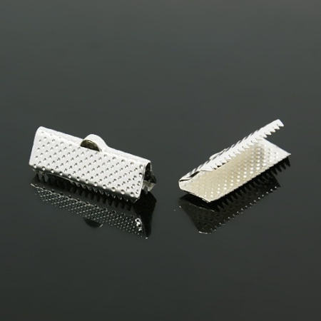 Концевики, 20х8мм (ширина 20мм), зажимы для ленты, текстурированные, базовый материал - железо, серебристого цвета, 10 грамм