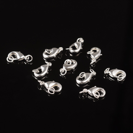 <p>Замочек - карабин серебристого цвета. Оттенок может отличаться от фотографии. В комплекте два неразъемных соединительных колечка. На покрытии возможны небольшие потертости и пятнышки. Цена за 2 шт.</p>