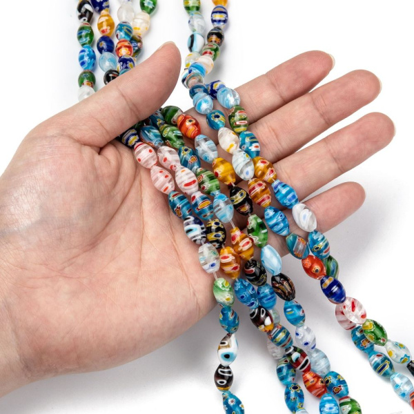 <p>Стеклянные бусины ручной работы, выполненные в технике миллефиори. Овальные бусины (форма рис) разных цветов. Бусины могут немного отличаться по форме и размеру. Оттенок может отличаться от фотографии и в разных поставках. Цена за низку (около 31 бусины), низки формируются без проверки каждой бусины на дефекты.</p>