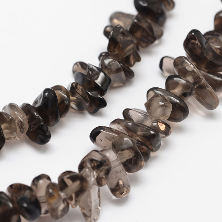 <p>Бусины - сколы неправильной формы из камня - дымчатого кварца (раухтопаза). В низке около 400 бусин. Бусины могут существенно отличаться по форме и размеру. Цена за одинарную низку 85 см.</p>