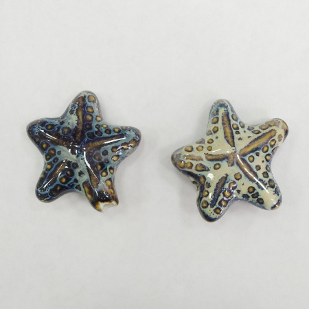 Бусина керамическая, 38х36х15мм, морская звезда, светло-бежевая с сине-голубым и коричневым, 1 шт.